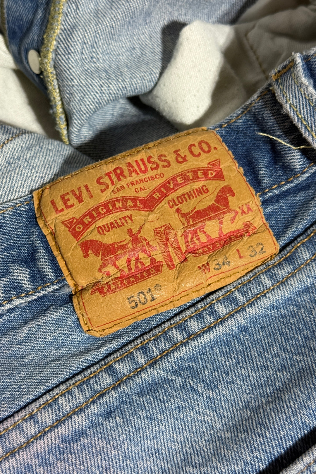 2000’S LEVI’S 501 LIGHT WASH FADED DENIM JEANS 34 X 32