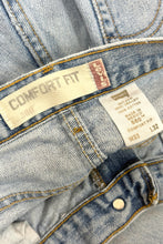 Cargar imagen en el visor de la galería, 1990’S LEVI’S 560 LIGHT WASH THRASHED DENIM JEANS 32 X 30
