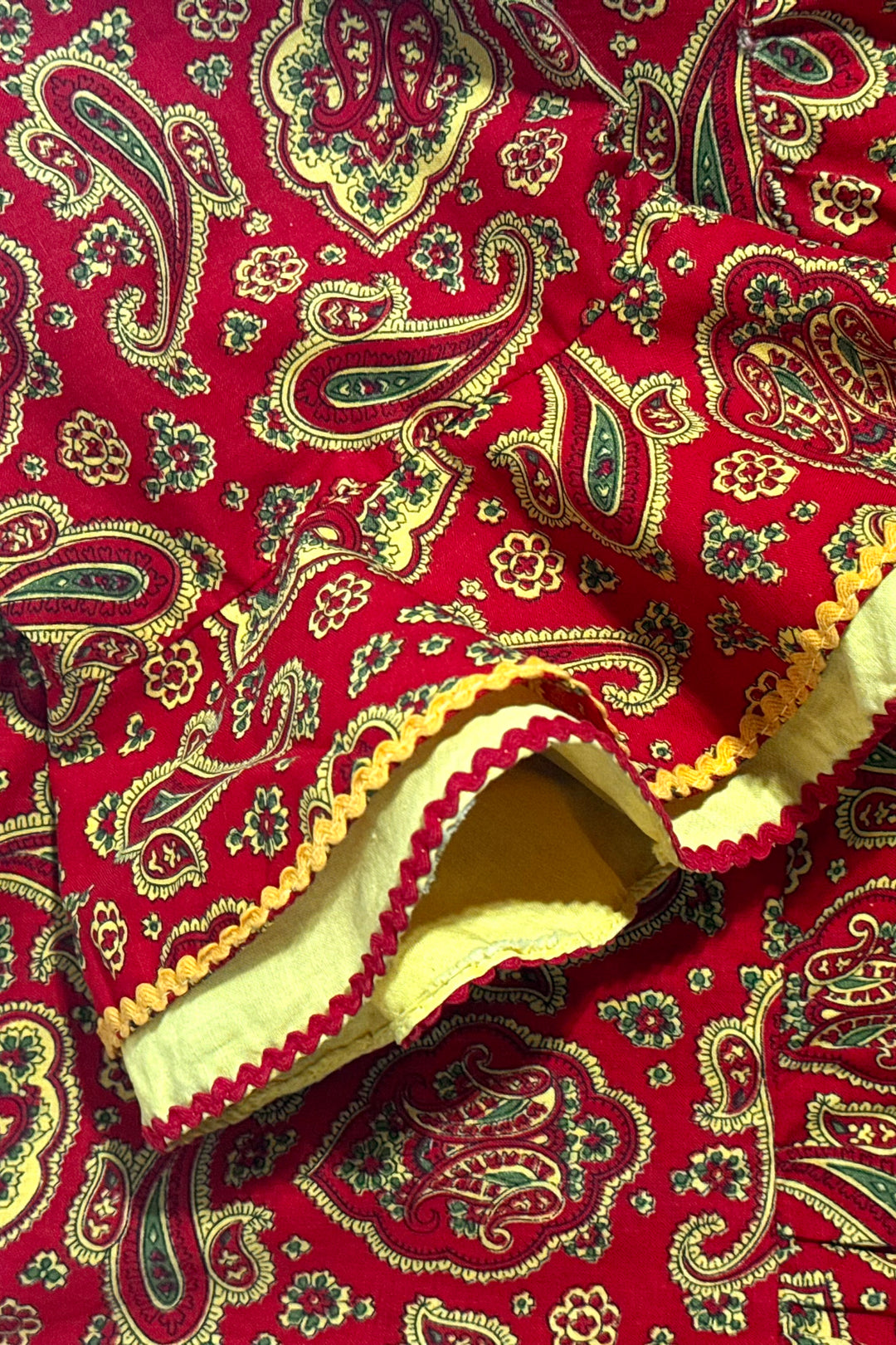 1970S PSYCHEDELIC PRAIRIE FOLK CRIMSON PAISLEY EMPIRE WAIST CONTRASTING TRIM FLUTTER SLEEVE DRESS MEDIUM