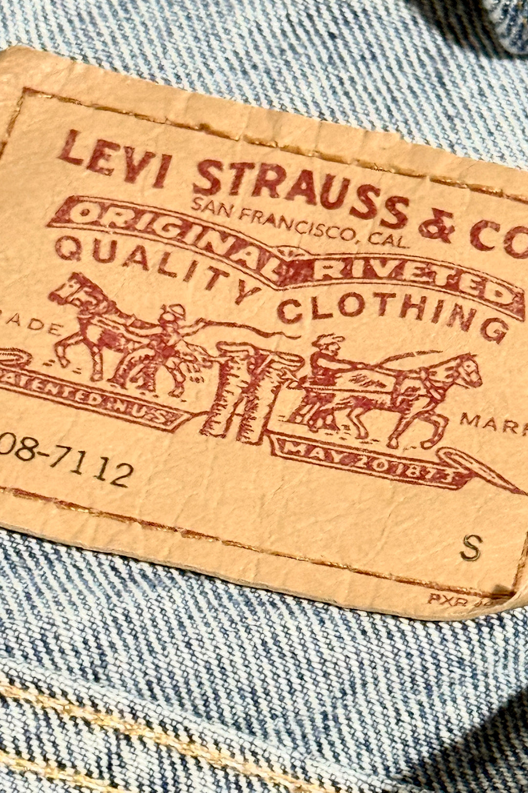 2000’S LEVI’S TYPE III MADE IN USA CROPPED MEDIUM WASH DENIM TRUCKER JACKET MEDIUM