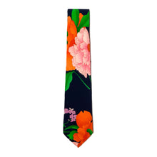 Cargar imagen en el visor de la galería, 1960’S LEONARD PARIS MADE IN FRANCE 100% ITALIAN SILK FLORAL HANDMADE TIE
