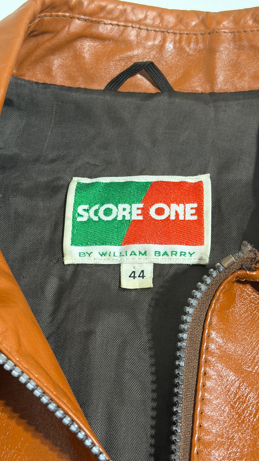 1970’S SCORE ONE BY WILLIAM BARRY MADE IN USA CROPPED REPAIRED COGNAC LEATHER DARTED ZIP JACKET LARGE