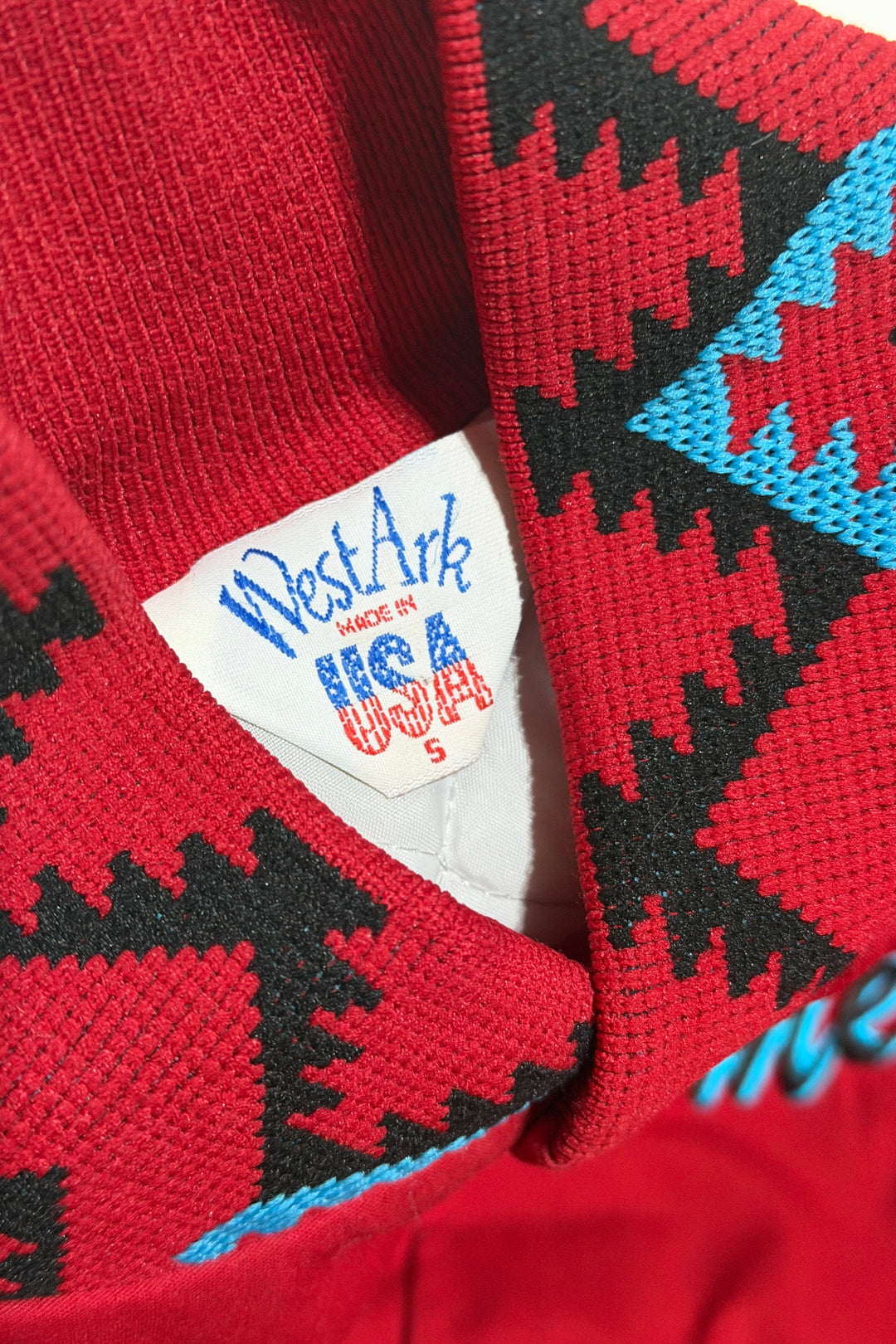 1980’S NEW MEXICO LOBOS MADE IN USA CROPPED RED SOUTHWESTERN KNIT PATTERNED BASEBALL JACKET LARGE