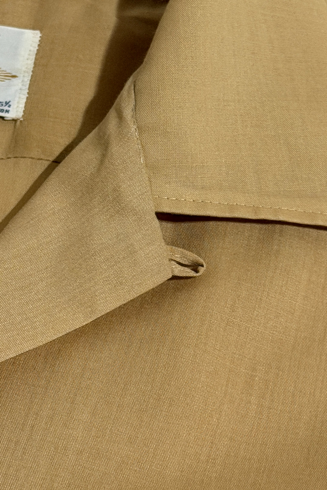 1960’S ARROW MADE IN USA CROPPED SELVEDGE DESERT TAN LOOP COLLAR S/S B.D. SHIRT LARGE