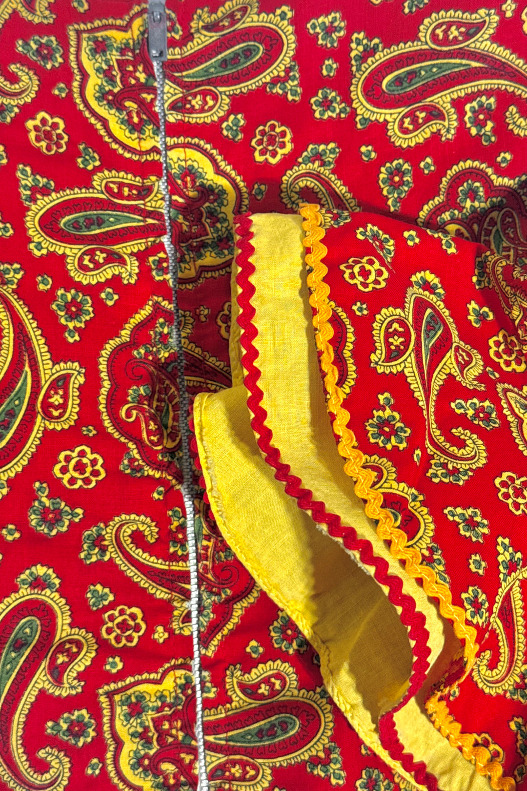 1970S PSYCHEDELIC PRAIRIE FOLK CRIMSON PAISLEY EMPIRE WAIST CONTRASTING TRIM FLUTTER SLEEVE DRESS MEDIUM