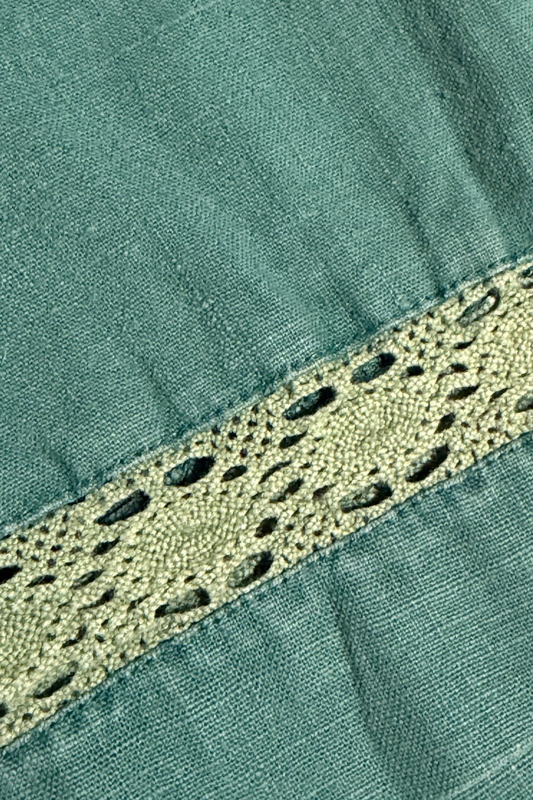 1980’S JORDACHE FADED RAMIE COTTON BLEND LACE DETAIL 9” SHORTS 30