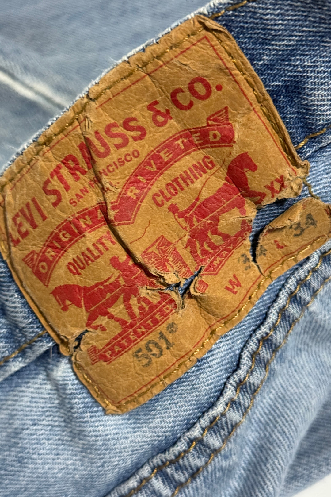 2000’S LEVI’S 501 THRASHED LIGHT WASH DENIM JEANS 34 X 34