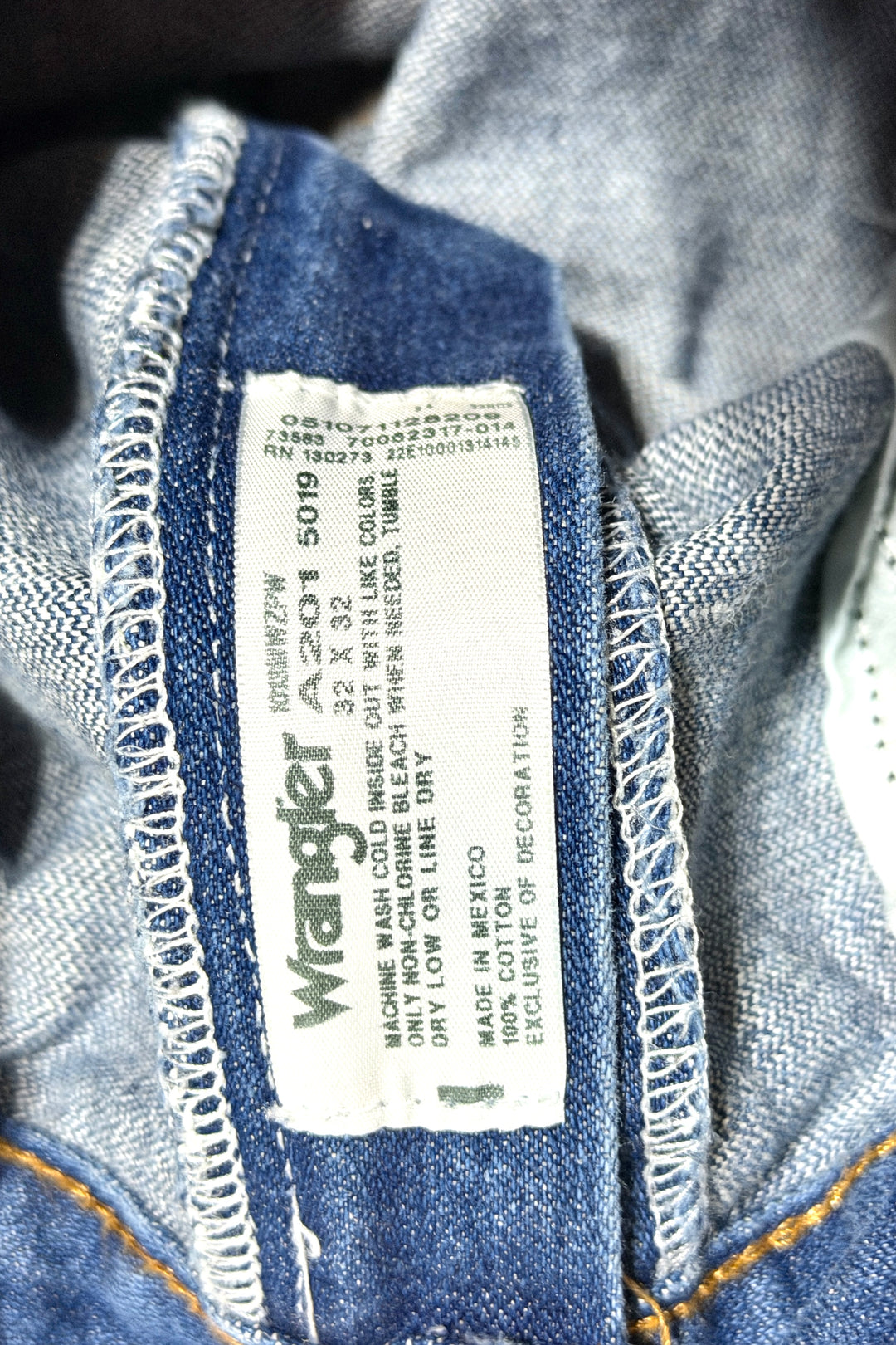 2000’S WRANGLER 13MWZ FADED DARK WASH COWBOY CUT WESTERN DENIM JEANS 32 X 32