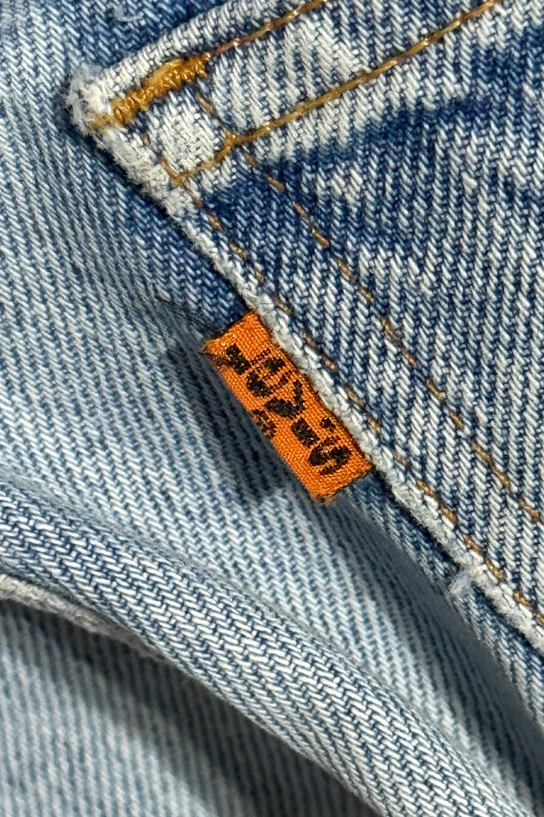 1980’S LEVI’S 505 ORANGE TAB MADE IN USA THRASHED & REPAIRED LIGHT WASH DENIM JEANS 36 X 30