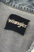 Cargar imagen en el visor de la galería, 1990’S WRANGLER MADE IN USA THRASHED &amp; FADED DENIM WESTERN PEARL SNAP L/S B.D. SHIRT LARGE
