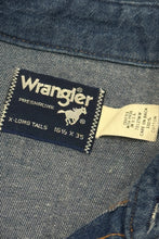 Cargar imagen en el visor de la galería, 1990’S WRANGLER MADE IN USA DARK WASH WESTERN DENIM PEARL SNAP L/S B.D. SHIRT MEDIUM
