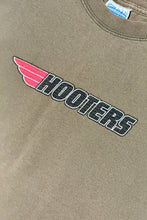 Cargar imagen en el visor de la galería, 2000’S HOOTERS MADE IN USA FADED SKATE LOGO T-SHIRT LARGE
