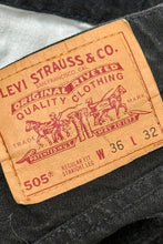 Cargar imagen en el visor de la galería, 1990’S LEVI’S 505 MADE IN USA BLACK DENIM JEANS 32 X 32
