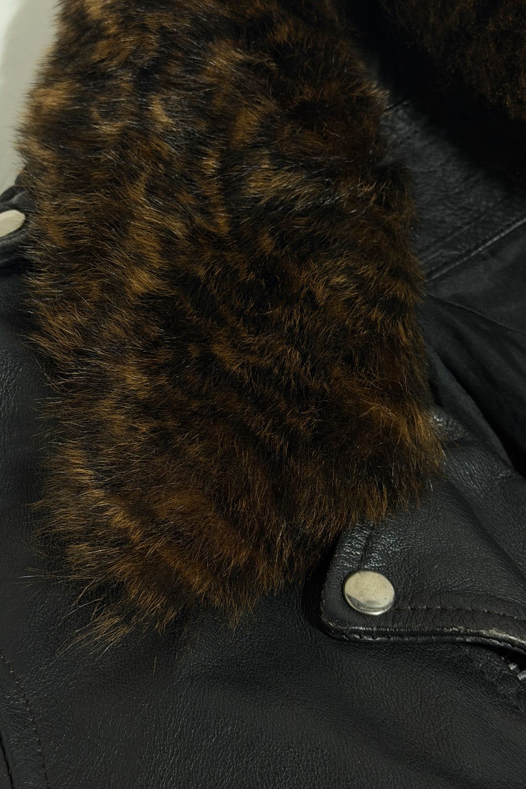 1990’S MADE IN USA CROPPED REMOVABLE LEOPARD PRINT SHEARLING LEATHER COLLAR THRASHED &amp; FADED BLACK LEATHER MOTORCYCLE JACKET LARGE