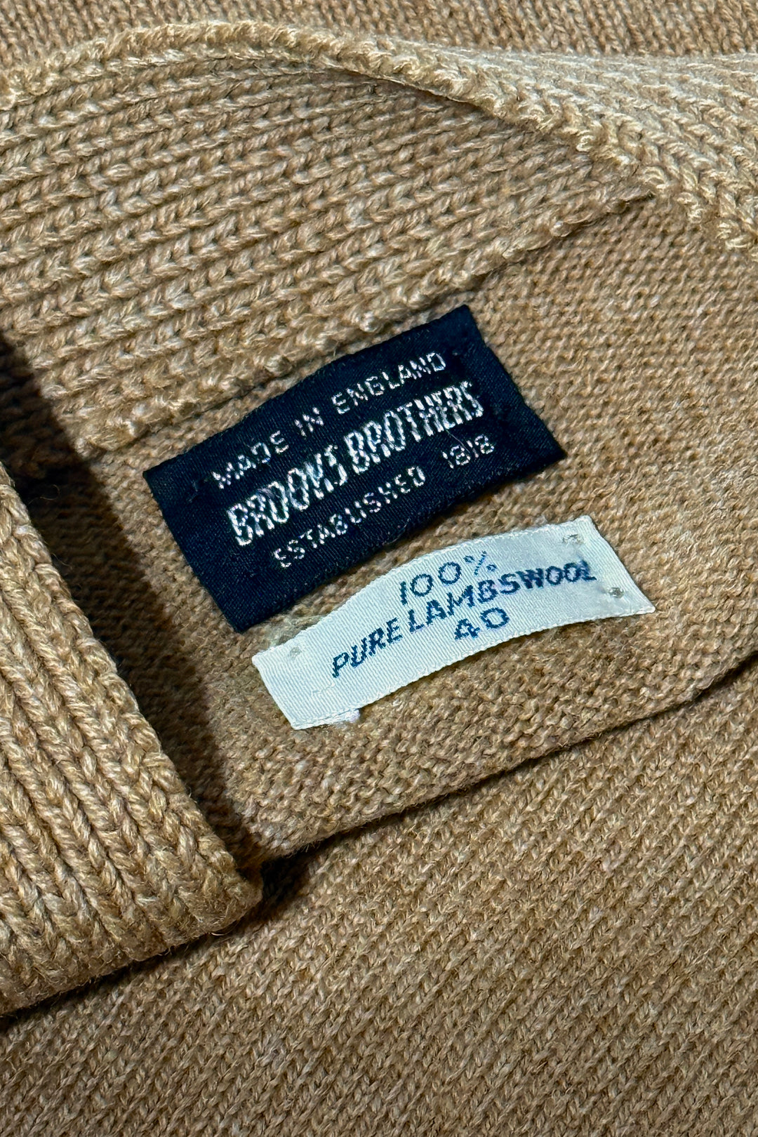 1960’S BROOKS BROTHERS MADE IN ENGLAND 100% LAMBSWOOL LEATHER ELBOW PATCHED CROPPED CARDIGAN KNIT SWEATER MEDIUM
