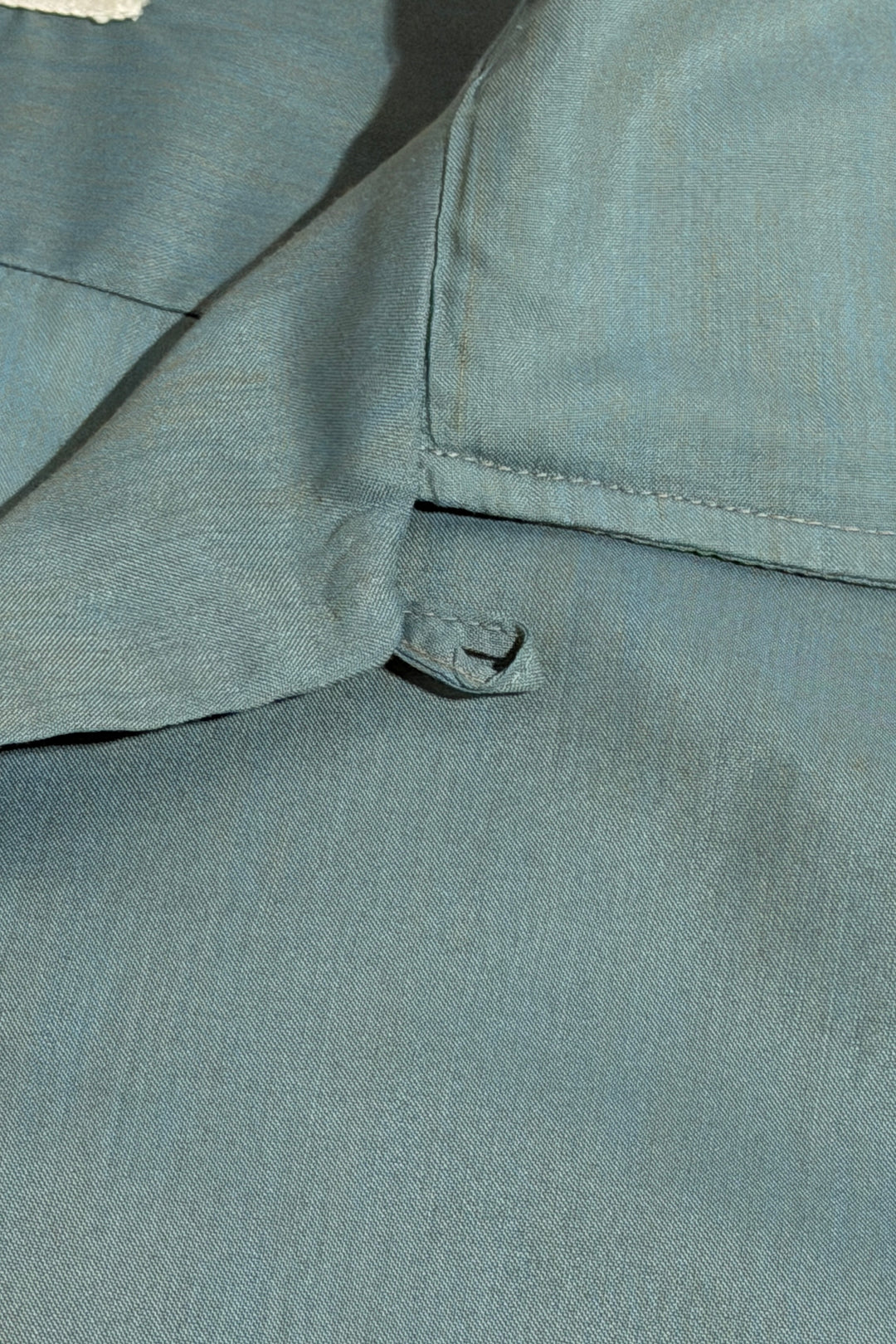 1960’S SPIRE MADE IN USA CROPPED SELVEDGE COMBED COTTON BLEND SHIMMERING OCEAN BLUE EMBROIDERED CREST LOOP COLLAR S/S B.D. SHIRT X-LARGE