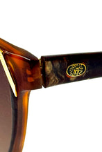 Cargar imagen en el visor de la galería, 1980’S ANNE KLEIN MADE IN ITALY GOLD ACCENT TORTOISE SHELL CUSTOM GRADIENT SMOKE LENS SUNGLASSES
