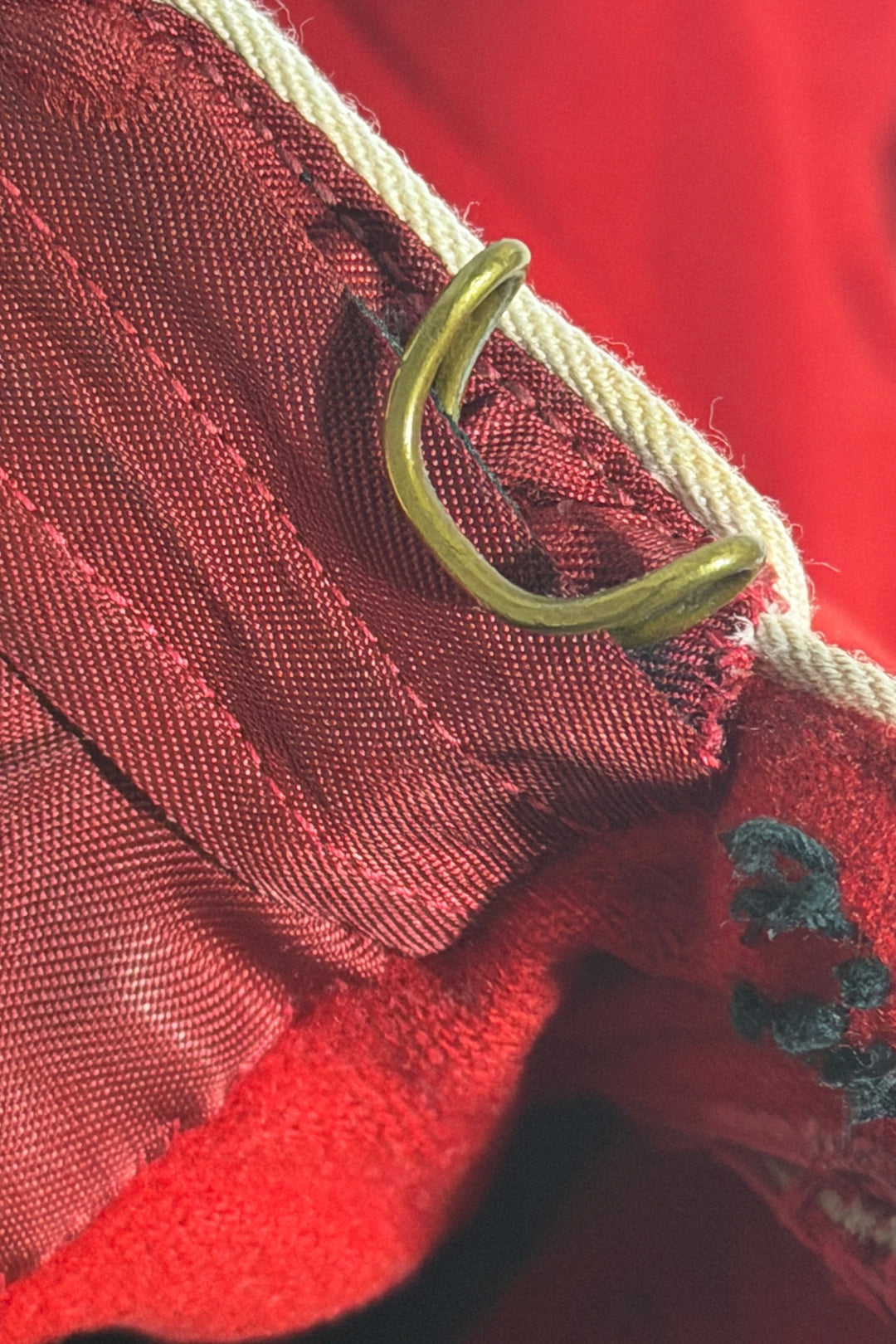 Hook closure detail, collar