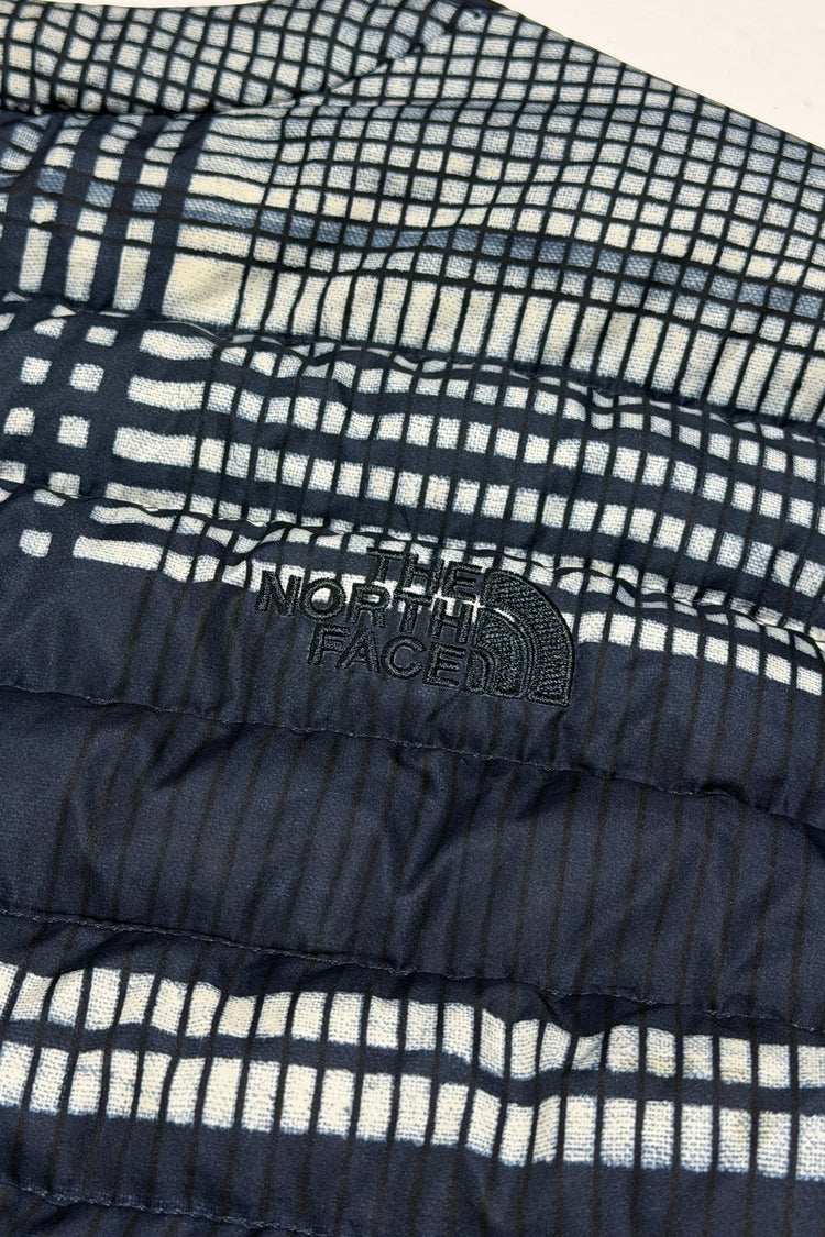 Grid print and logo detail