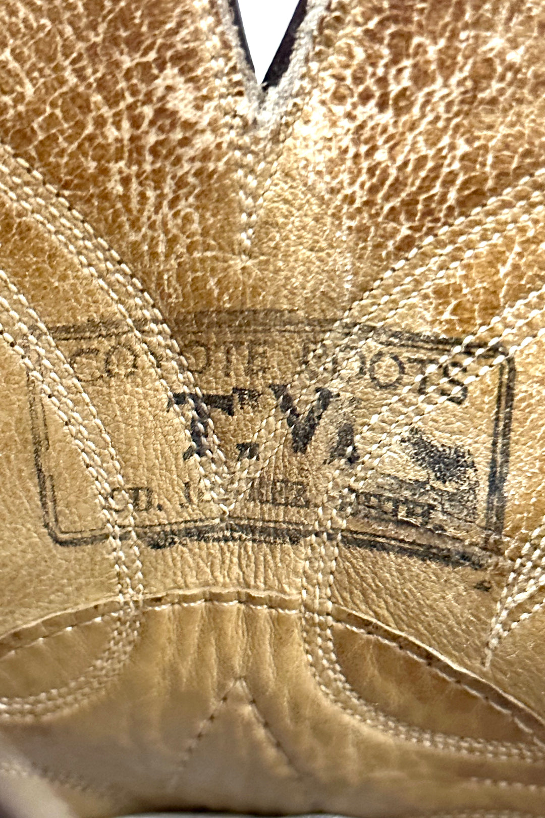 1990’S COYOTE BOOTS EMBROIDERED EMBOSSED TAN COWBOY BOOTS 9
