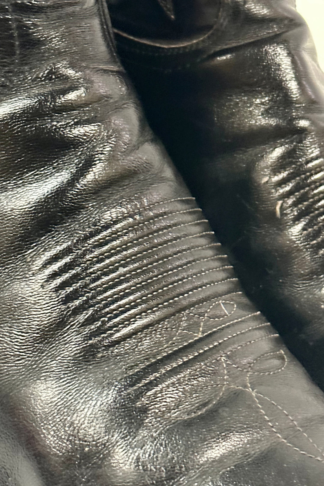 1980’S TONY LAMA MADE IN USA EMBROIDERED BLACK COWBOY BOOTS 8