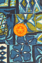 Cargar imagen en el visor de la galería, 1960’S ISLAND CREATIONS EMBROIDERED SUN CREST PATCH CROPPED S/S B.D. HAWAIIAN SHIRT MEDIUM

