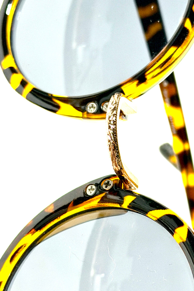 Gold keyhole bridge detail