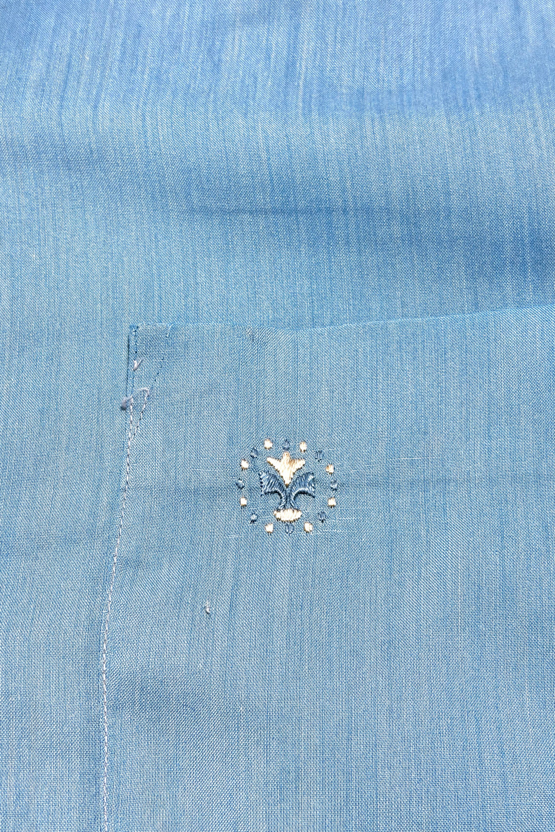 Embroidered floral crest on chest pocket