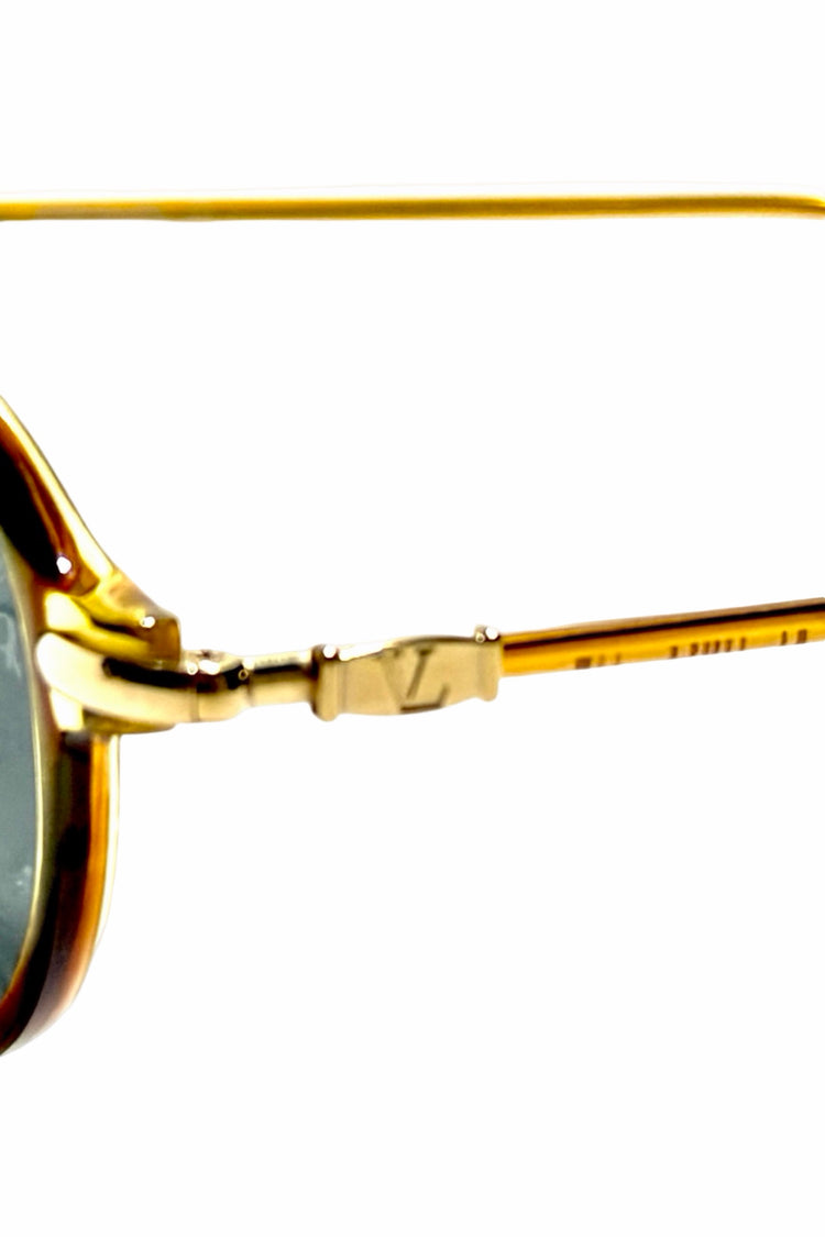 VL monogram gold hinge detail